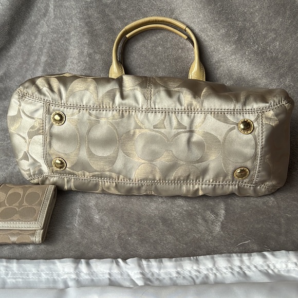 Vintage Coach shoulder bag and matching NWT wallet, cream and gold - Picture 10 of 10